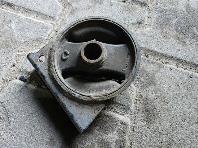 Передняя опора двигателя MN184355 MITSUBISHI