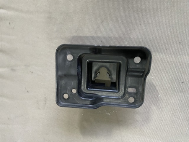 MAZDA KB8A50151 Кронштейн решетки радиатора в наличии Тернополь