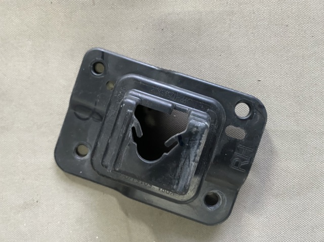 Кронштейн решетки радиатора KB8A50151 MAZDA