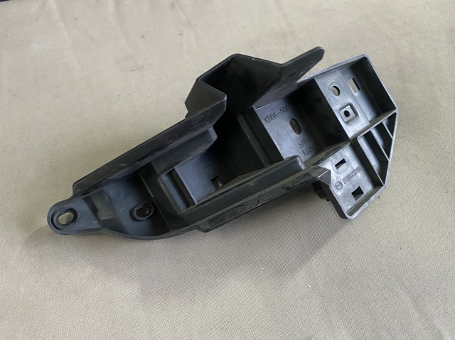 Кронштейн бампера переднего, правый KB8A50C12 MAZDA