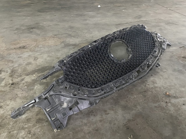 MAZDA KB8B50712 Решетка радиатора в наличии Полтава