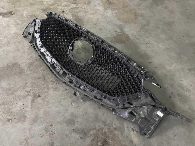 Облицовка радиатора KB8B50712 MAZDA