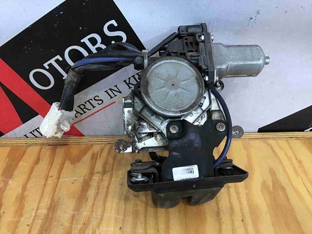 Замок крышки багажника 693500E020 TOYOTA