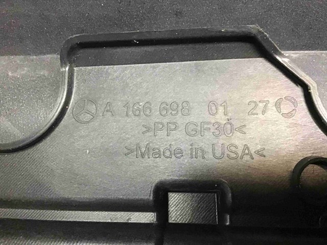 Кронштейн наружной накладки порога левой A1666980127 MERCEDES