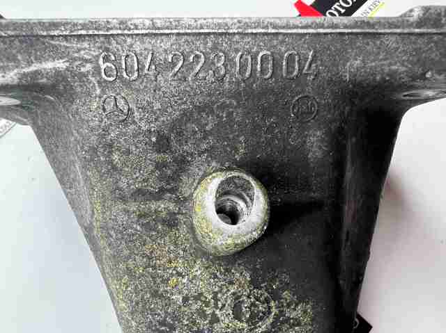 Кронштейн подушки (опоры) двигателя, правой A6042230004 MERCEDES