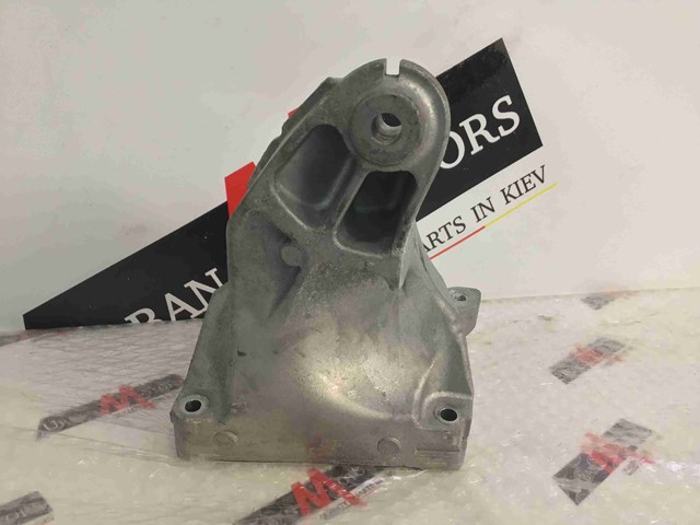 Кронштейн подушки (опоры) двигателя, левой A6512234204 MERCEDES