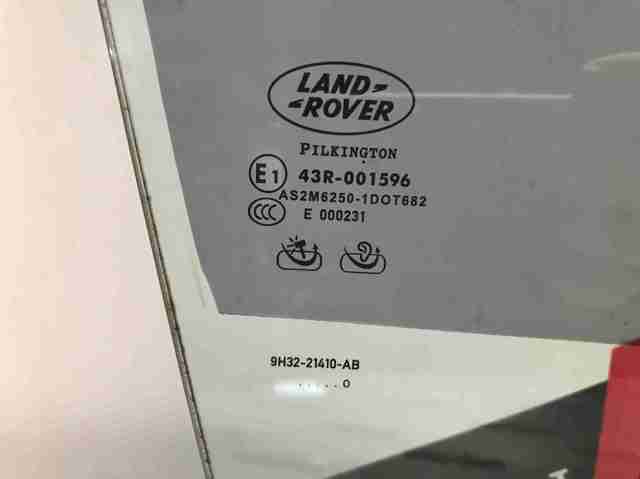 Стекло передней двери, правой LR007982 LAND ROVER