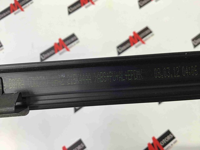 Молдинг опускного стекла двери передней, левой LR012116 LAND ROVER