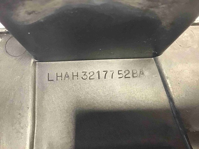 Левый кронштейн переднего бампера LR013866 LAND ROVER