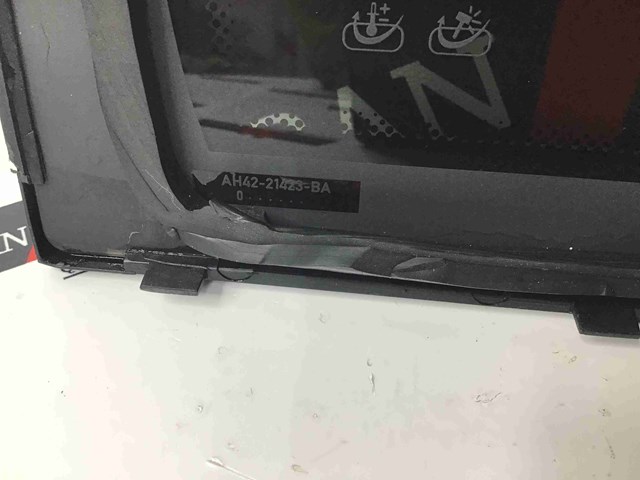 Задняя форточка левая LR017464 LAND ROVER