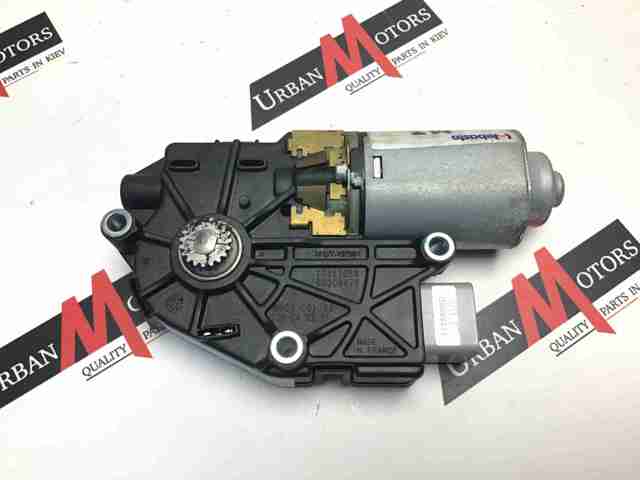 Мотор привода люка LR018359 LAND ROVER
