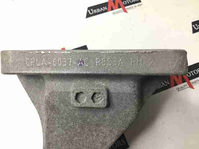 Кронштейн подушки (опоры) двигателя, правой LR033180 LAND ROVER