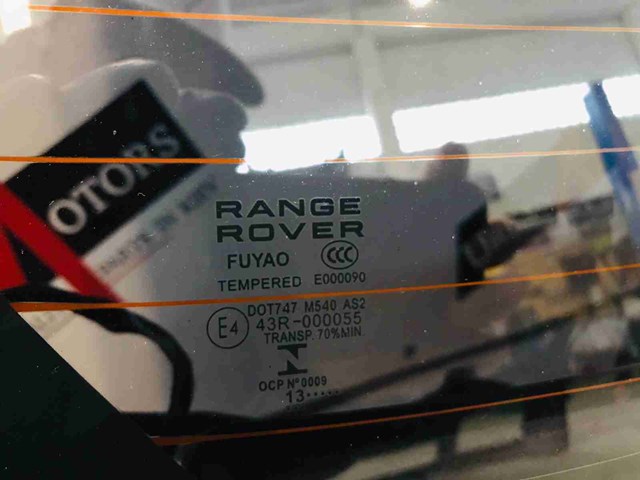 Окно двери задка LR034268 LAND ROVER