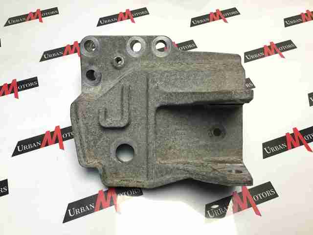 Кронштейн подушки (опоры) двигателя, правой LR037029 LAND ROVER