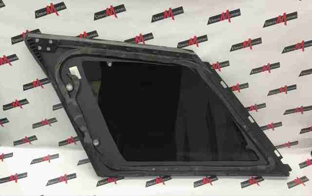 Стекло багажного отсека, правое LR044116 LAND ROVER