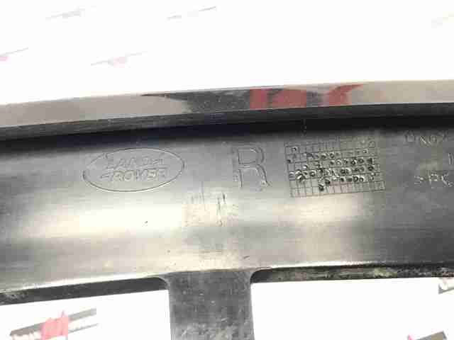 Молдинг решетки переднего бампера, правый LR045048 LAND ROVER