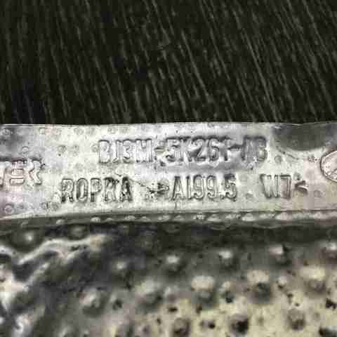 Крышка выпускного коллектора LR048276 LAND ROVER