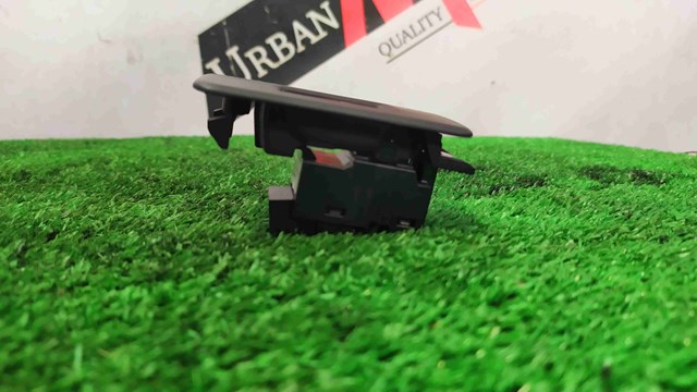 Кнопка подъемника переднего правого стекла LR059773 LAND ROVER