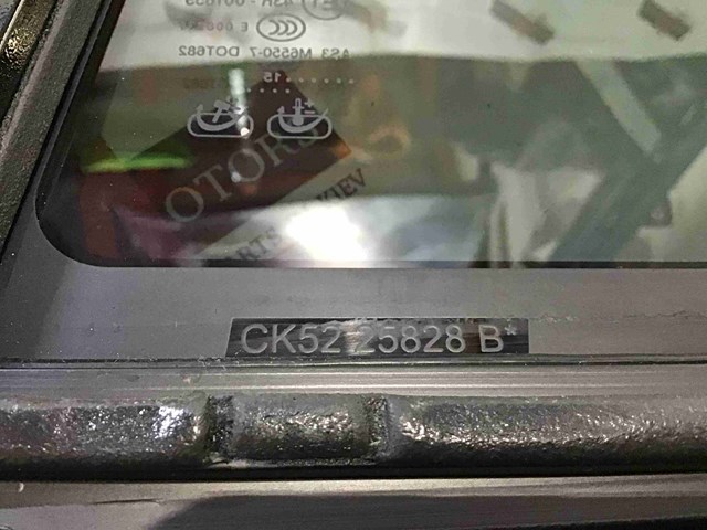 Стекло угловое двери задней LR065502 LAND ROVER