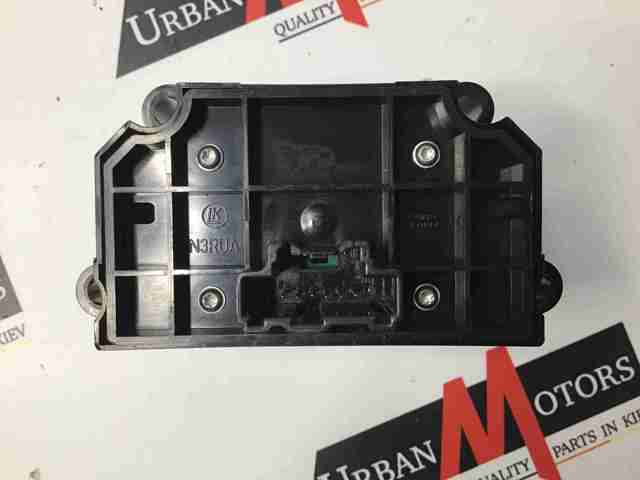 Выключатель контроля положения ручного тормоза LR070379 LAND ROVER
