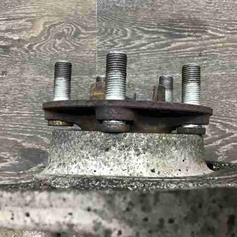 Цапфа (поворотный кулак) передний правый LR072598 LAND ROVER