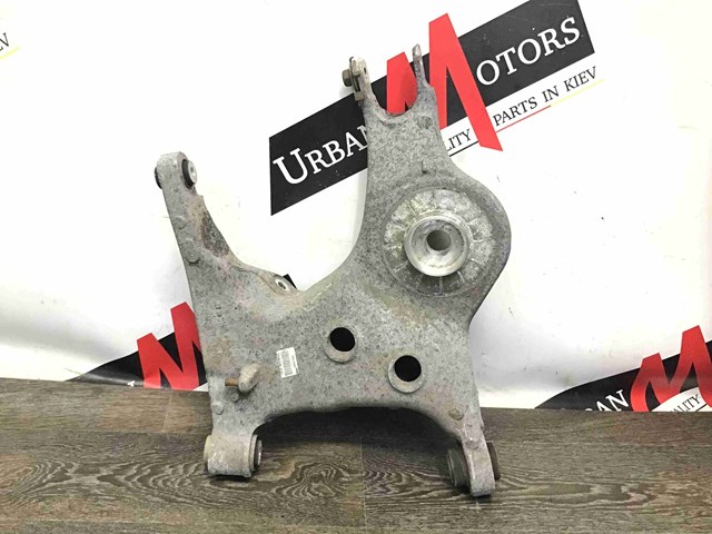 Рычаг задней подвески нижний, правый LR072651 LAND ROVER