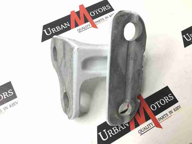 Дверной шарнир водительской вери LR073600 LAND ROVER