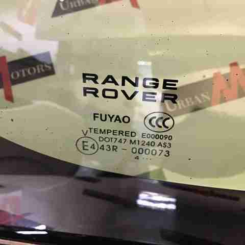 Стекло багажника, левое LR076468 LAND ROVER
