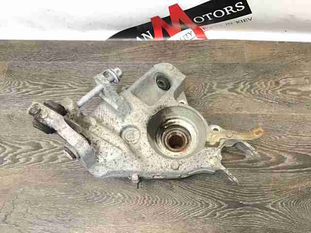 Кулак поворотный левый LR090543 LAND ROVER
