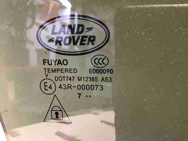 Стекло задней правой двери LR093211 LAND ROVER