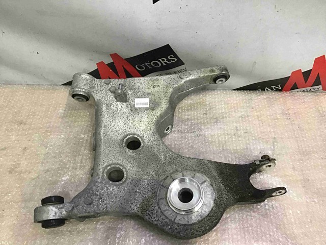 Рычаг задней подвески нижний, правый LR098771 LAND ROVER