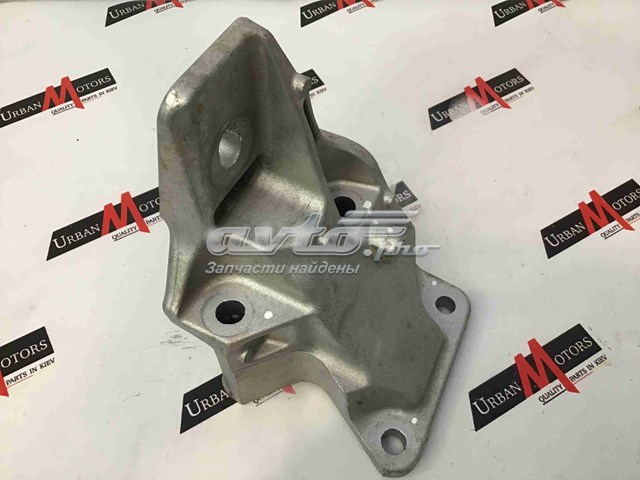 Кронштейн подушки (опоры) двигателя, правой LR122399 LAND ROVER