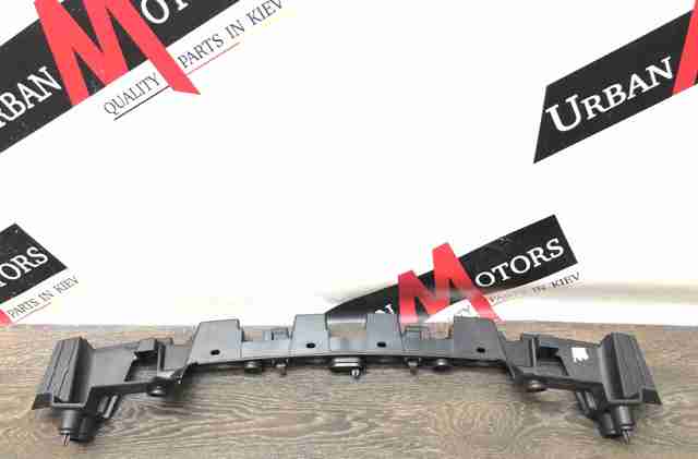Кронштейн бампера заднего, центральный LR137682 LAND ROVER
