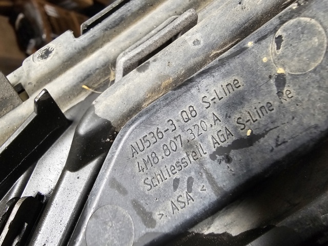 VAG 4M8807320A Кронштейн бампера заднего правый в наличии Чернигов