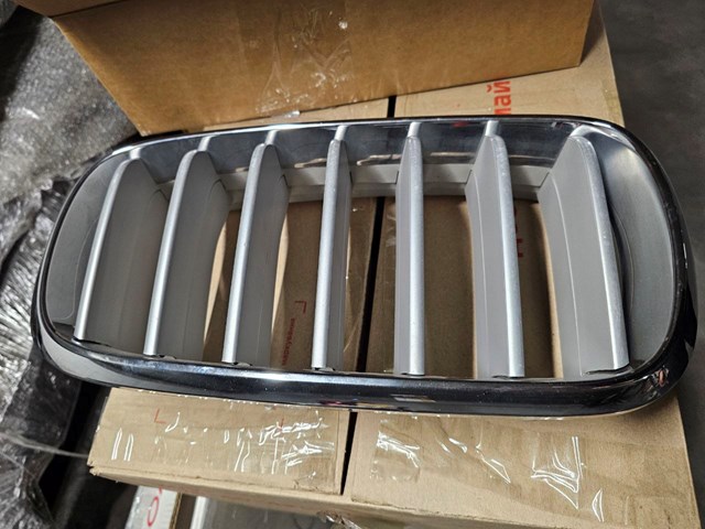 Решетка радиатора правая 51137316062 BMW