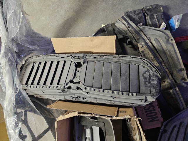 Облицовка радиатора 51745A218F3 BMW
