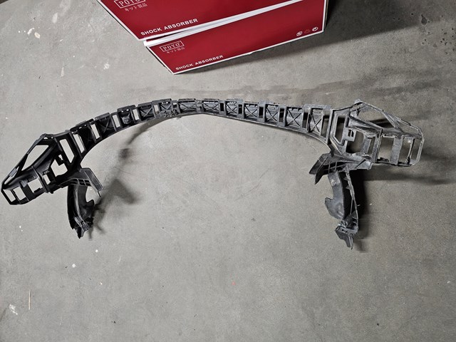 Кронштейн бампера переднего, центральный A1668854965 MERCEDES