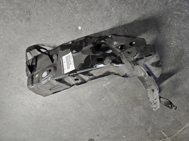 Кронштейн суппорта радиатора, верхний KB7W54140 MAZDA