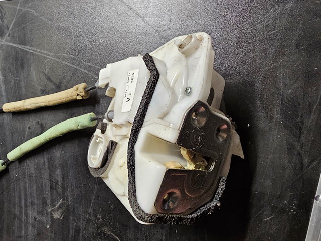 Замок двери задней левой KB7W73310 MAZDA