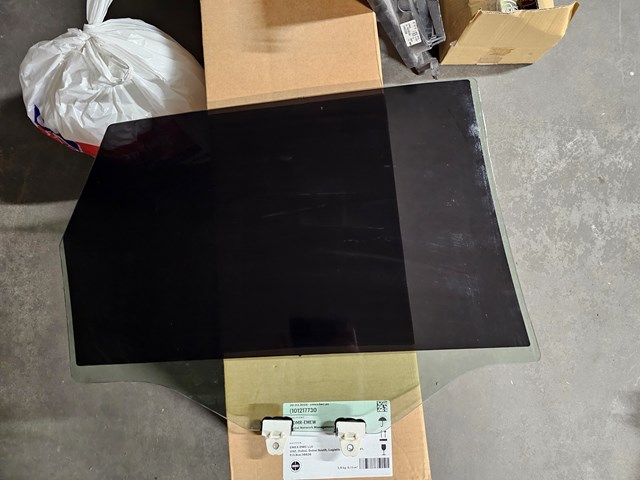 Стекло двери задней левой KB8C73510 MAZDA