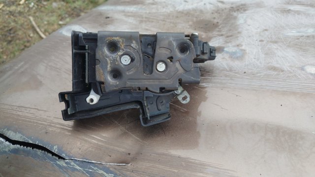 VOLVO 30799308 Замок двери передней левой в наличии Чернигов