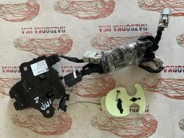 Замок и ручка двери задка 13501988 GM