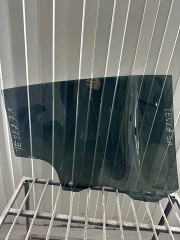 Стекло двери задней левой 149550600B TESLA