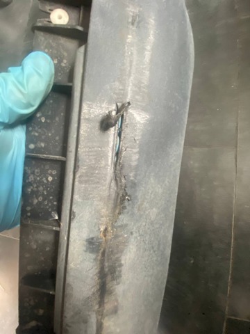 TESLA 149774100B Кронштейн наружной накладки порога левой в наличии Винница