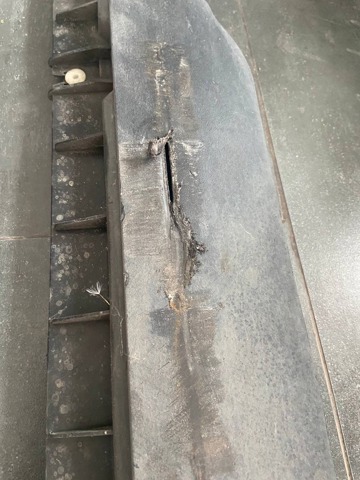 TESLA 149774100B Кронштейн наружной накладки порога левой в наличии Павлоград