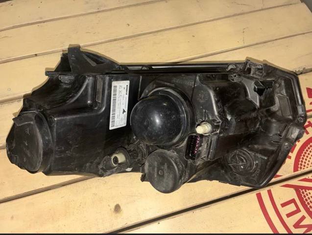 260105559R RENAULT Правая фара купить в Кривой Рог