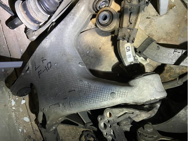 Балансир задний нижний, левый 33326865897 BMW