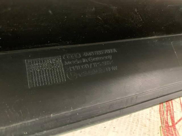VAG 4M0805700A Заглушка жабо боковая в наличии Ровно