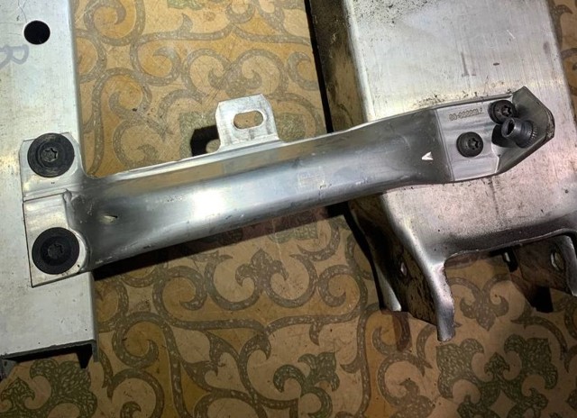 Кронштейн бампера переднего, правый 51117158894 BMW