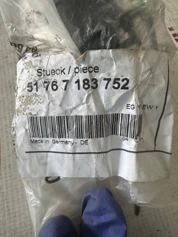 Буфер капота резиновый 51767183752 BMW